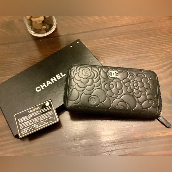 Chanel Camellia Lambskin Zip up Wallet - Picture 4 of 9